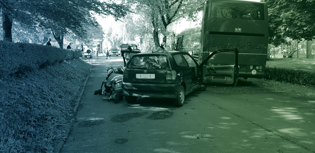 Scène simulée d'accident impliquant une voiture et un bus, avec des secouristes en action près du véhicule endommagé. Cette image illustre une intervention type dans le cadre du Certificat interuniversitaire en Gestion multidisciplinaire des situations d’exception (Cata), mettant en avant les compétences nécessaires pour gérer des crises et urgences collectives.