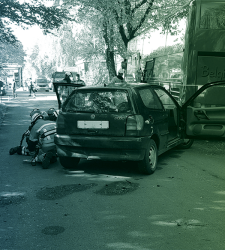 Scène simulée d'accident impliquant une voiture et un bus, avec des secouristes en action près du véhicule endommagé. Cette image illustre une intervention type dans le cadre du Certificat interuniversitaire en Gestion multidisciplinaire des situations d’exception (Cata), mettant en avant les compétences nécessaires pour gérer des crises et urgences collectives.